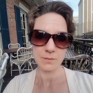 Meet your Posher, Leslie
